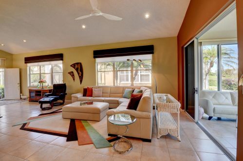 6871 Cairnwell Dr, Boynton Beach FL 33472-2960 exterior