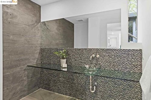 1560 Grand View Dr, Berkeley CA 94705-1637 exterior