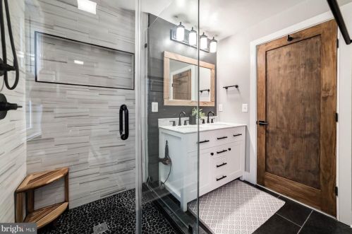 1011 Duke St, Alexandria VA 22314-3402 exterior