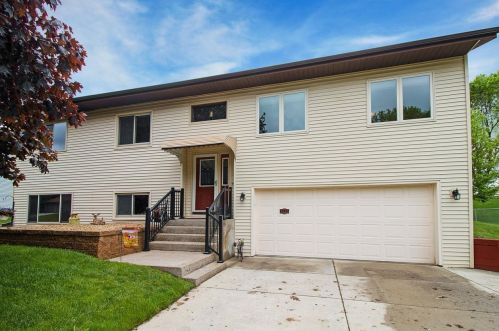 8292 Cleadis Ave, South Saint Paul MN 55076-3320 exterior