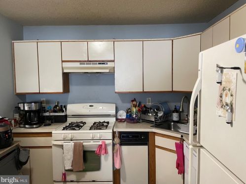 5 Chamberlin Ct, Trenton NJ  08648-2621 exterior