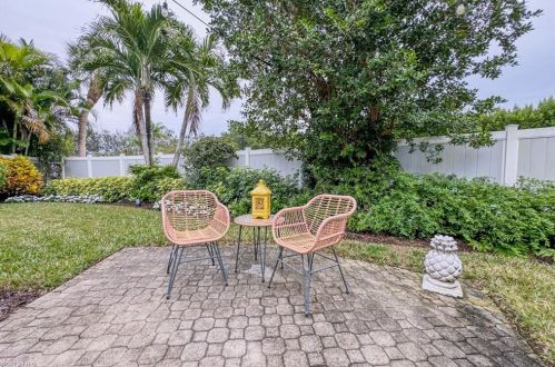 201 Woodshire Ln, Naples FL 34105-7429 exterior