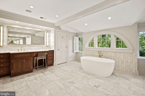 9000 Congressional Pkwy, Rockville MD  20854-4610 exterior