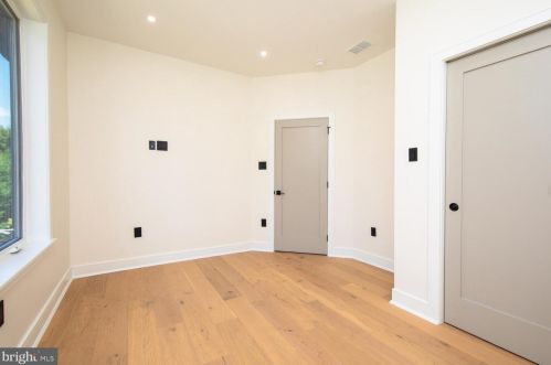 6627 Lincoln Dr, Philadelphia PA exterior