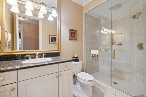 2511 Golf Crst Dr, Rochester MI 48309-4063 exterior