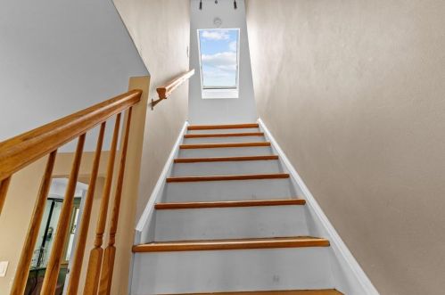 10 Beacon Ter, Middletown RI 02842-4808 exterior