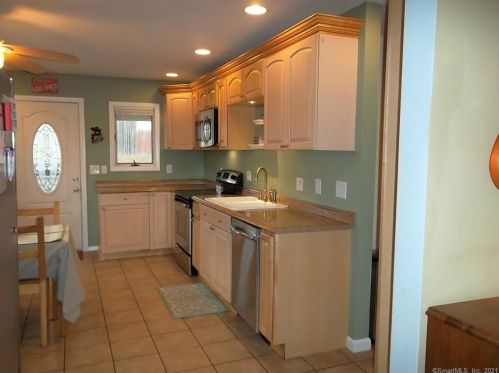 139 Sheridan Rd, Enfield CT 06082-4127 exterior