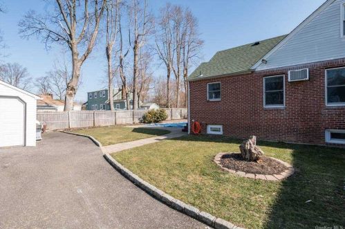 31 Leyden St, Huntington Station NY 11746-1825 exterior