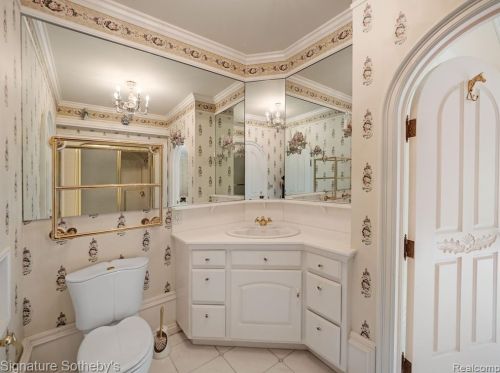 2009 Victoria Hl, Rochester MI exterior