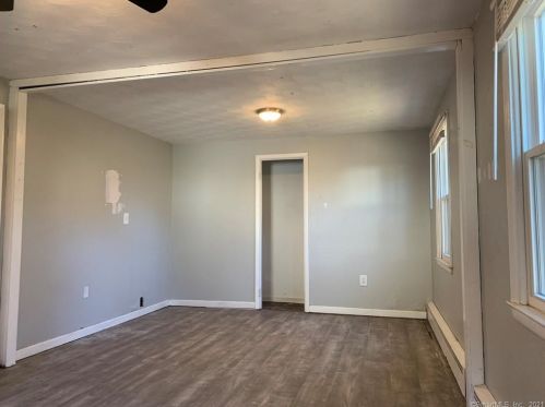 21 Arthur Ave, Enfield CT 06082-2503 exterior