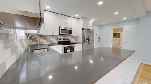 59 20 St, Huntington Station NY 11746-3202 exterior