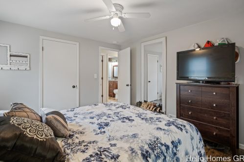 3813 Suburban Shr Dr, Grand Rapids MI 49525-1839 exterior