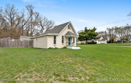536 Earle St, Belding, MI 48809-2410