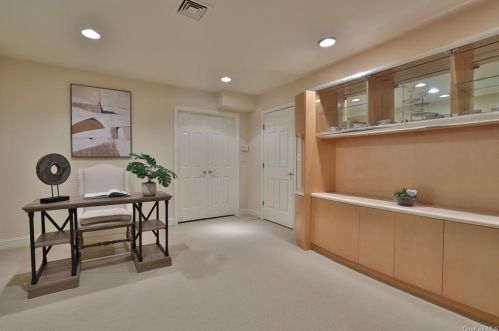 17 Caruso Pl, Armonk NY 10504-1366 exterior