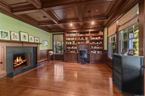 33 Sarles St, Armonk NY 10504-1229 exterior