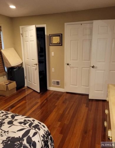 578 Holly Ct, Mahwah NJ 07430-3437 exterior