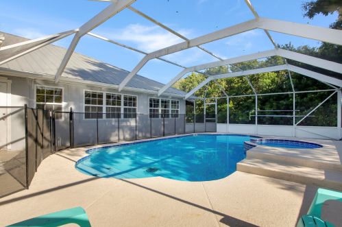 310 Rosewood Dr, Fort Pierce FL  34947-3424 exterior