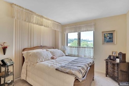 315 Livingston Ct, Edgewater NJ 07020-1639 exterior