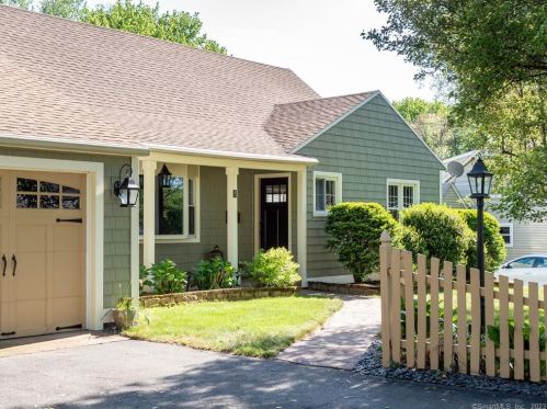 3 Sunset Dr, Enfield, CT 06082-1933