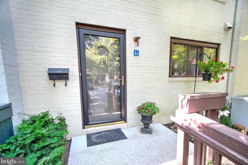 2046 Golf Course Dr, Herndon, VA 20191-3820