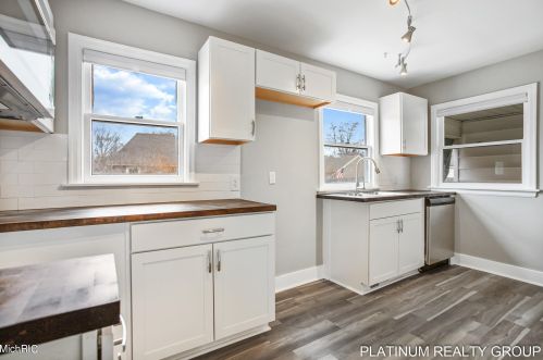 3013 Roosevelt Rd, Meskegon MI 49441-3905 exterior