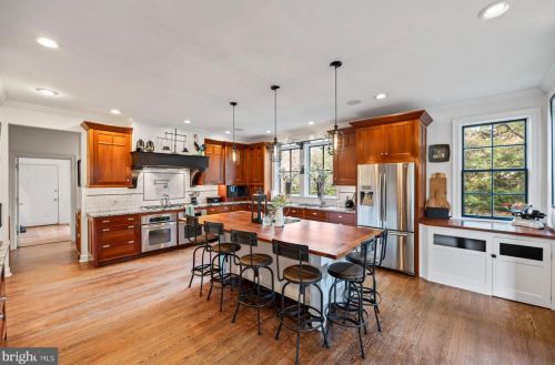 580 Mermaid Ln, Philadelphia PA 19118-4026 exterior