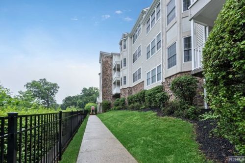 1203 Gatherings Dr, Paterson, NJ 07508-1379