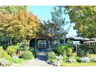 240 Irvington Dr, Eugene, OR 97404-4008