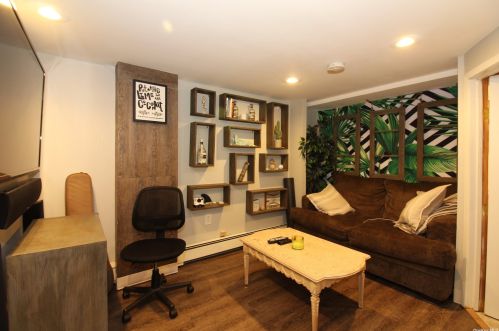 25 Claremont Ave, Babylon NY 11704-4014 exterior