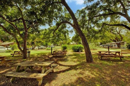 1708 Cedar Ave, Austin TX 78702-1429 exterior