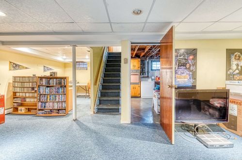 42 Larry Dr, Commack NY 11725-3326 exterior