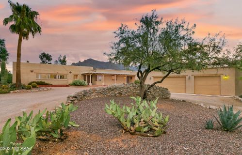 6882 Casas Adobes Dr, Tucson AZ 85704-6126 exterior