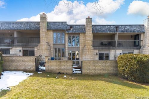 1249 Oakwood Ct, Rochester MI 48307-2539 exterior