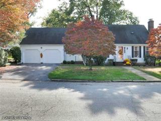 192 Sweetbriar Dr, Cranston, RI 02920-3536