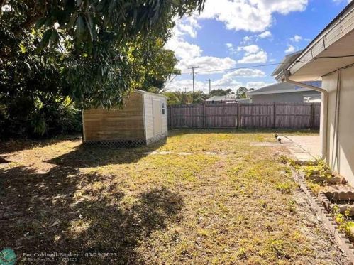 124 Lobster Rd, Fort Pierce FL  34983-1718 exterior