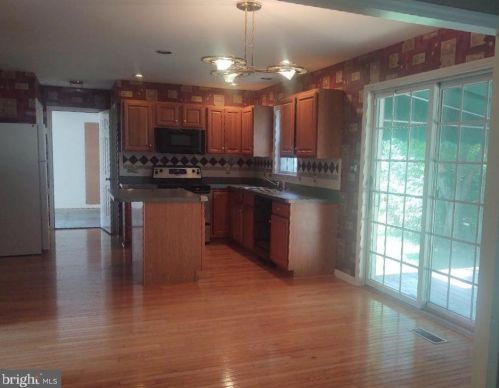 1046 Fondersmith Dr, Lancaster PA  17601-4877 exterior