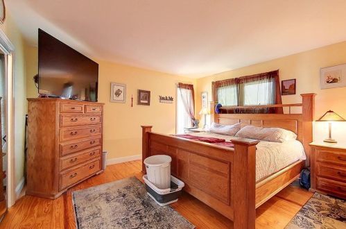 1 Indian Ter, Middletown RI 02842-5721 exterior