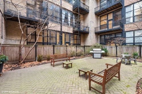 226 Clinton St, Chicago IL 60661-1345 exterior