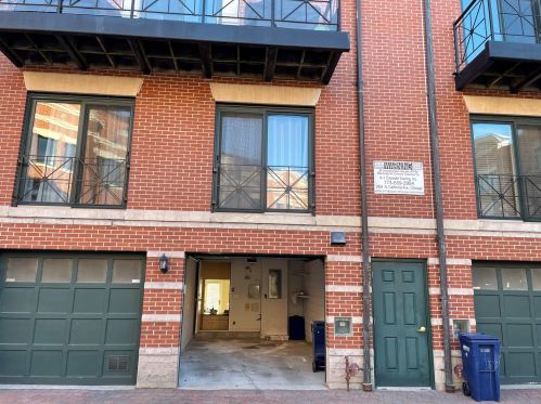 2017 Lincoln Ave, Chicago IL 60614-4599 exterior