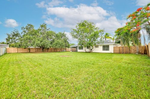 1925 Redwing Cir, Fort Pierce FL 34952-8834 exterior