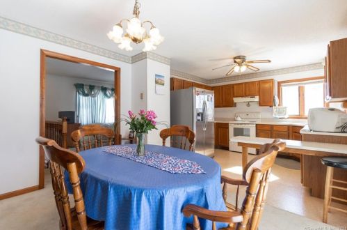 21 Susan Cir, Enfield CT 06082-5767 exterior