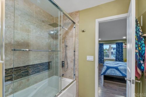 2 Thatcher Ct, Edison NJ  08820-2948 exterior