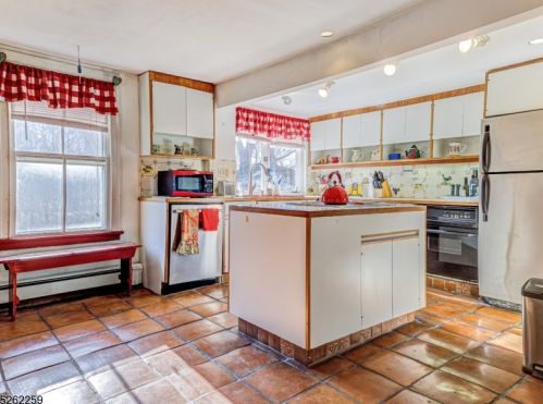 35 Main St, Clinton NJ 08809-1250 exterior