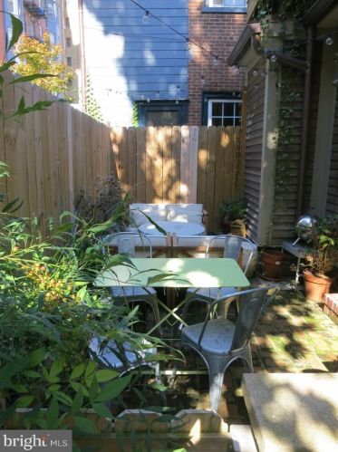 324 Camac St, Philadelphia PA 19140-4214 exterior