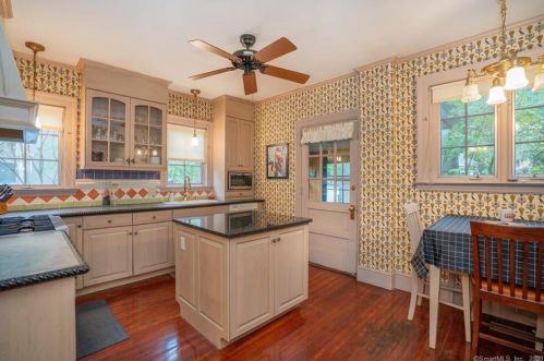 160 Oxford St, Hartford CT 06105-2514 exterior