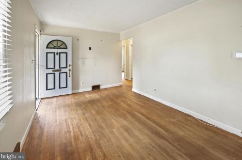 5 Fogarty Dr, Trenton NJ 08619-4320 exterior