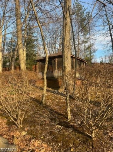 16 Vanderbilt Dr, Livingston NJ 07039-6102 exterior