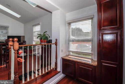 301 Hollywood Dr, Trenton NJ 08609-1805 exterior