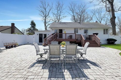 54 Quebec Dr, Huntington Station NY 11746-3870 exterior