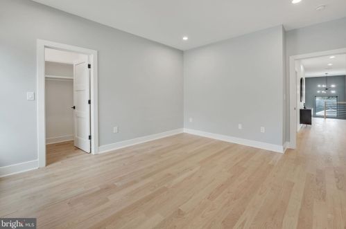 1422 Mayflower Dr, Mc Lean VA 22101-5615 exterior